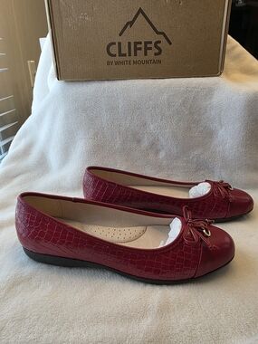 Cliffs by WHITE MOUNTAIN Burgundy Croc-Embossed Ballet Flats with Bow